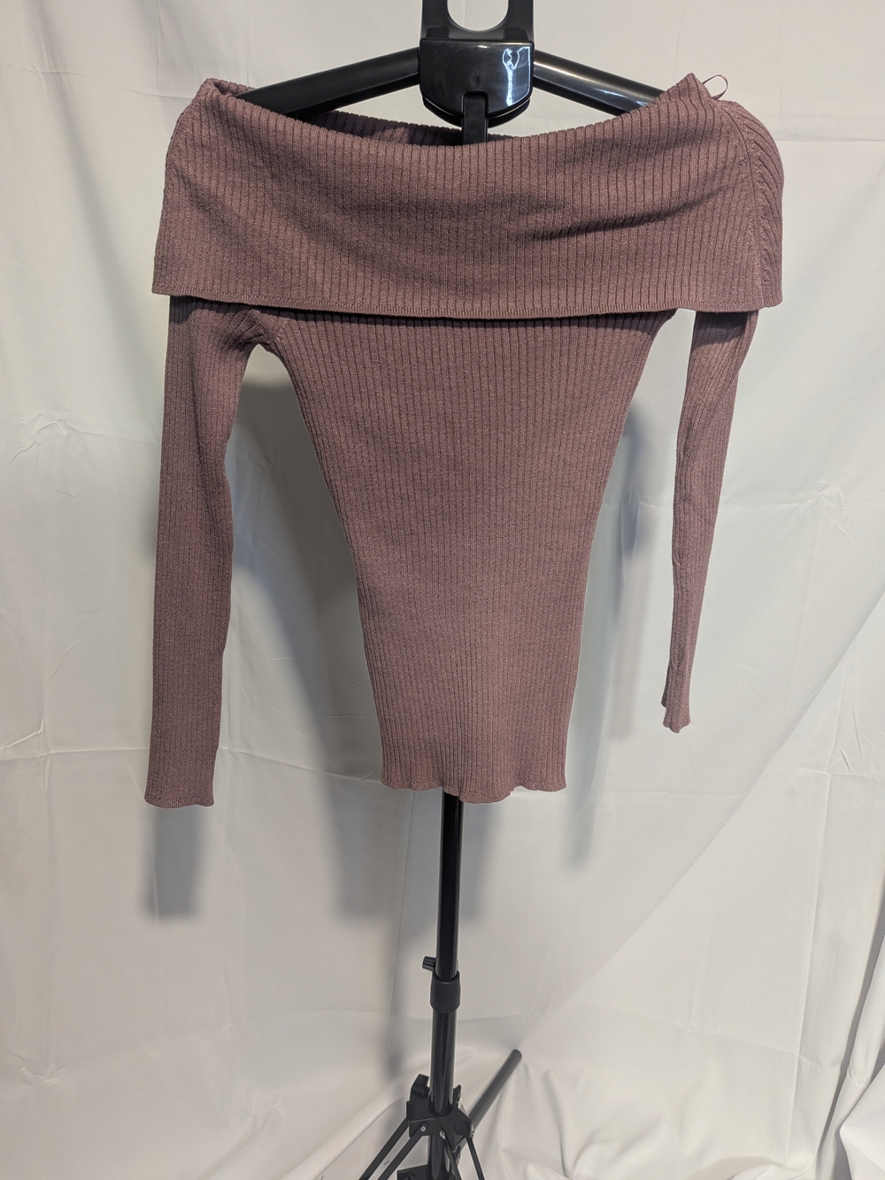 Jennifer Lopez Dusty Mauve Off-the-Shoulder Ribbed Knit Sweater